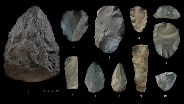 石制品 1.手斧 2、4、5.勒瓦婁哇石核（循環(huán)剝片法、優(yōu)先剝片法）3.勒瓦婁哇石葉石核 6.勒瓦婁哇石葉 7、8.勒瓦婁哇尖狀器 9.石葉 10.錐形石葉石核。中肯聯(lián)合考古隊供圖