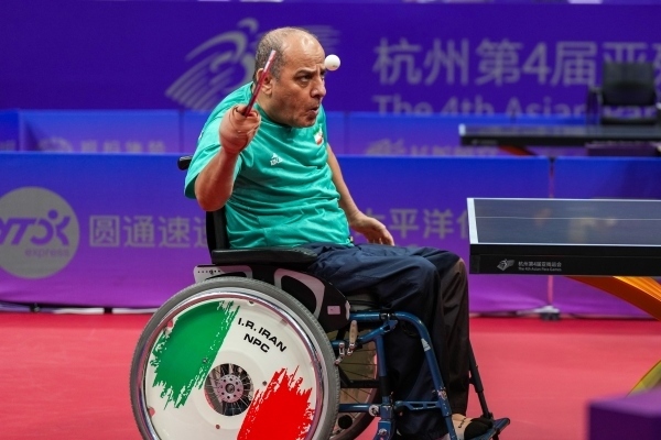 10月23日，杭州第4屆亞殘運(yùn)會(huì)乒乓球男子單打Class2小組循環(huán)賽舉行。圖為伊朗隊(duì)選手哈?！ず?jiǎn)費(fèi)尚在比賽中。圖片來(lái)源：杭州亞殘組委會(huì)