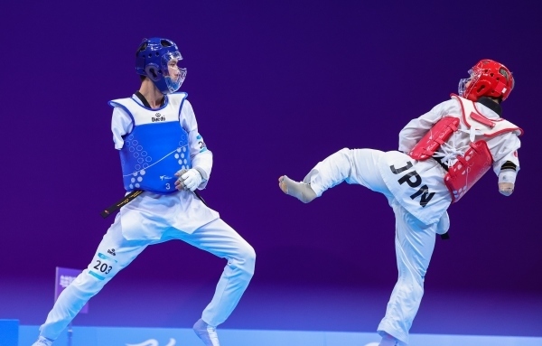 10月23日，杭州第4屆亞殘運(yùn)會(huì)跆拳道男子K44級(jí)58公斤級(jí)銅牌賽舉行。圖為烏茲別克斯坦隊(duì)選手桑賈貝克·穆赫托羅夫(左)和日本隊(duì)選手阿渡健太在比賽中。圖片來(lái)源：杭州亞殘組委會(huì)