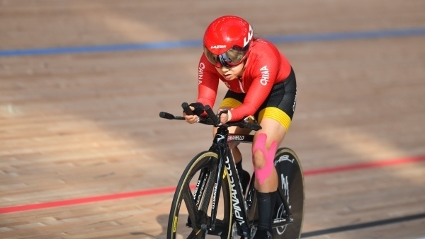 10月23日，杭州第4屆亞殘運(yùn)會(huì)場(chǎng)地自行車女子個(gè)人C4-5級(jí)3000米追逐賽金牌賽舉行。圖為中國(guó)隊(duì)選手季子賢在比賽中。圖片來(lái)源：杭州亞殘組委會(huì)