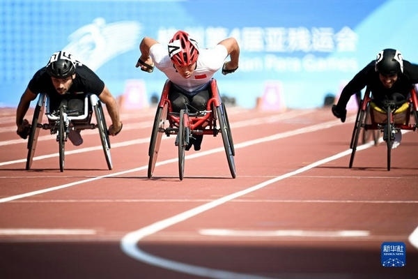10月23日，中國(guó)選手龔文浩（左二）在杭州第4屆亞殘運(yùn)會(huì)男子100米-T34決賽的比賽中。他以15秒55的成績(jī)獲得該項(xiàng)目銀牌。新華社記者 江漢攝