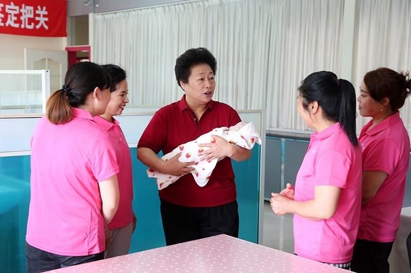 △2021年6月2日，卓長立（中）指導(dǎo)正在接受培訓(xùn)的家政服務(wù)員。