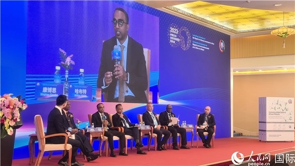 與會(huì)嘉賓展開座談。人民網(wǎng)記者 萬宇攝