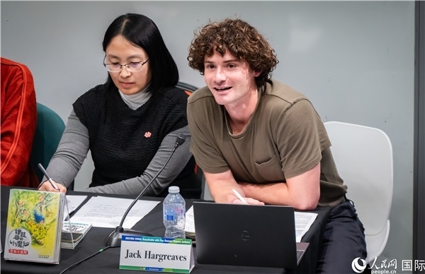 4、英國(guó)漢學(xué)家沈如風(fēng)對(duì)中國(guó)文學(xué)譯作的未來(lái)充滿期待。郭錦標(biāo)攝