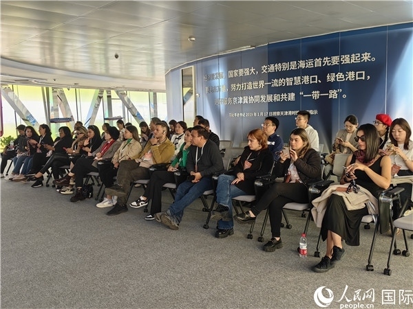 外媒記者探訪天津港北疆港區(qū)C段智能化集裝箱碼頭。人民網(wǎng)記者 符園園攝