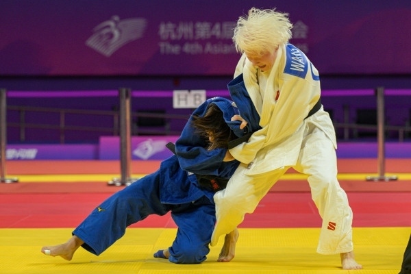 10月24日，杭州第4屆亞殘運(yùn)會柔道女子J2級57公斤級決賽舉行。圖為中國隊(duì)選手王嘉楠（右）和日本隊(duì)選手廣瀨順子在比賽中。圖片來源：杭州亞殘組委