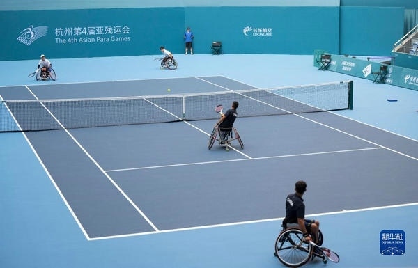 10月24日，在杭州第4屆亞殘運(yùn)會輪椅網(wǎng)球男子雙打1/4決賽中，中國組合董順江/紀(jì)珍旭以0比2不敵韓國組合任浩元/韓成奉，無緣半決賽。圖為董順江（右二）/紀(jì)珍旭（右一）在比賽中。新華社記者 才揚(yáng)攝