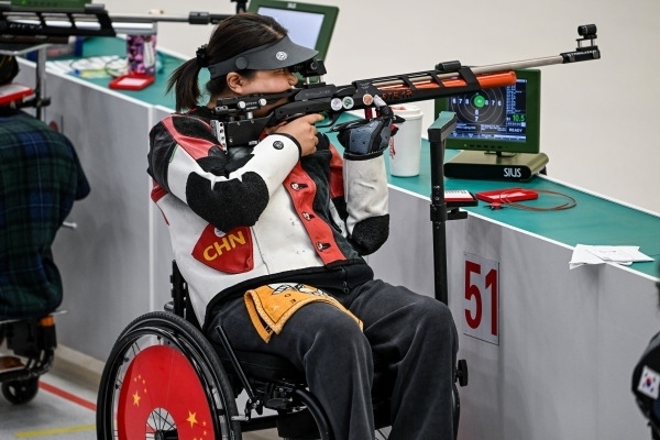 10月23日，杭州第4屆亞殘運(yùn)會射擊(R2)SH1級女子10米氣步槍立射資格賽舉行。圖為中國隊(duì)選手張翠平在比賽中。圖片來源：杭州亞殘組委