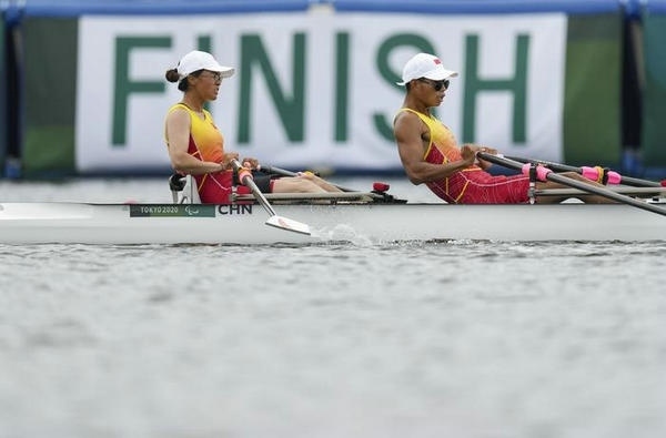 2021年8月29日，在東京殘奧會賽艇項(xiàng)目PR2級混合雙人雙槳決賽中，中國組合劉爽/蔣繼劍獲得銅牌。圖為劉爽（左）/蔣繼劍在比賽中。新華社記者 胡虎虎攝（資料圖）