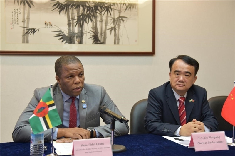 多公共工程部部長(zhǎng)格蘭特(左一)向與會(huì)記者介紹赴華參會(huì)情況。駐多米尼克使館供圖