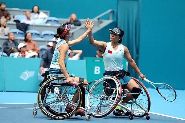 10月25日，杭州亞殘運(yùn)會(huì)輪椅網(wǎng)球女雙決賽，中國(guó)組合朱珍珍(右)/郭珞瑤慶祝得分。人民網(wǎng)記者 胡雪蓉?cái)z