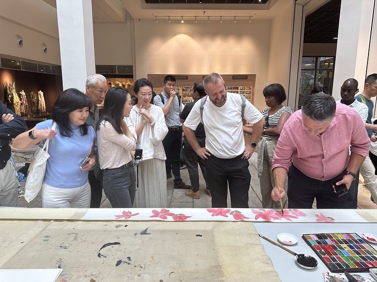 首屆國際傳播“絲路獎”獲獎代表等在廣州市荔灣區(qū)永慶坊參加文化交流活動。楊爍壁、王燕攝影報道