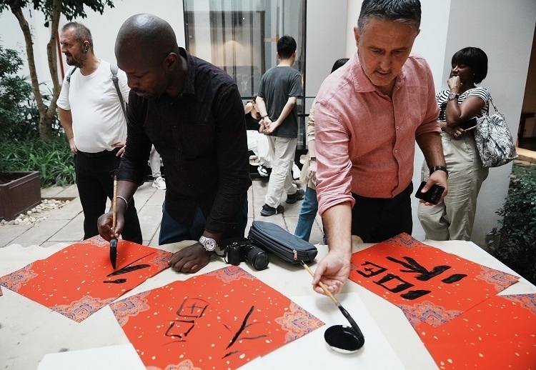 首屆國際傳播“絲路獎”獲獎代表等在廣州市荔灣區(qū)永慶坊參加文化交流活動。楊爍壁、王燕攝影報道