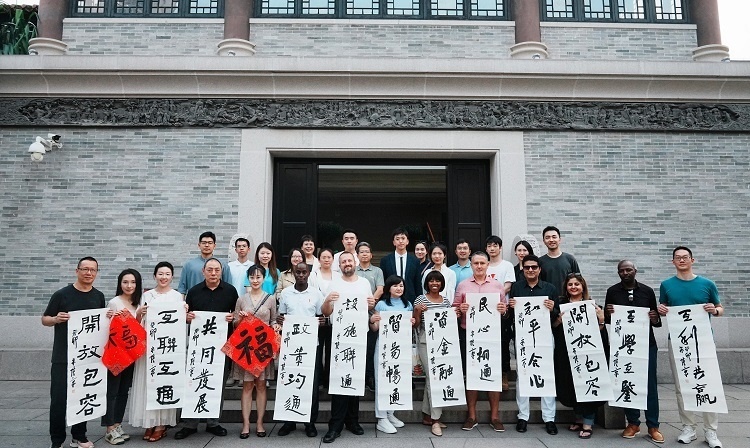 首屆國際傳播“絲路獎”獲獎代表等在廣州市荔灣區(qū)永慶坊參加文化交流活動。楊爍壁、王燕攝影報道