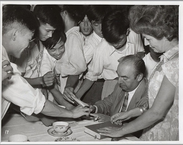 諾貝爾文學(xué)獎(jiǎng)得主巴勃羅·聶魯達(dá)與中國(guó)青年在一起（資料圖片）。中國(guó)美術(shù)館供圖