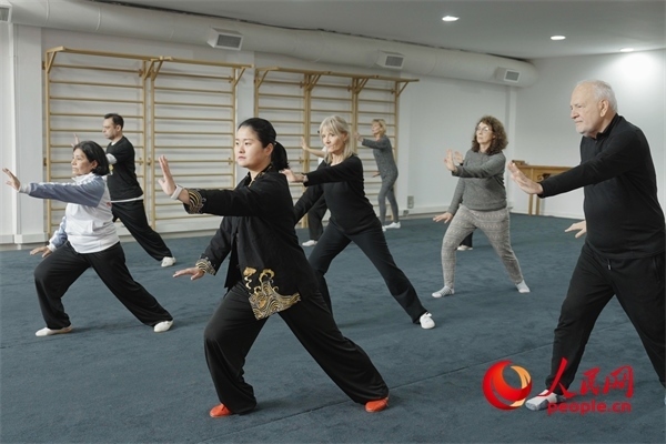 阿根廷武術(shù)俱樂(lè)部協(xié)會(huì)副會(huì)長(zhǎng)陳敏正在教學(xué)。人民網(wǎng)記者 張若涵攝