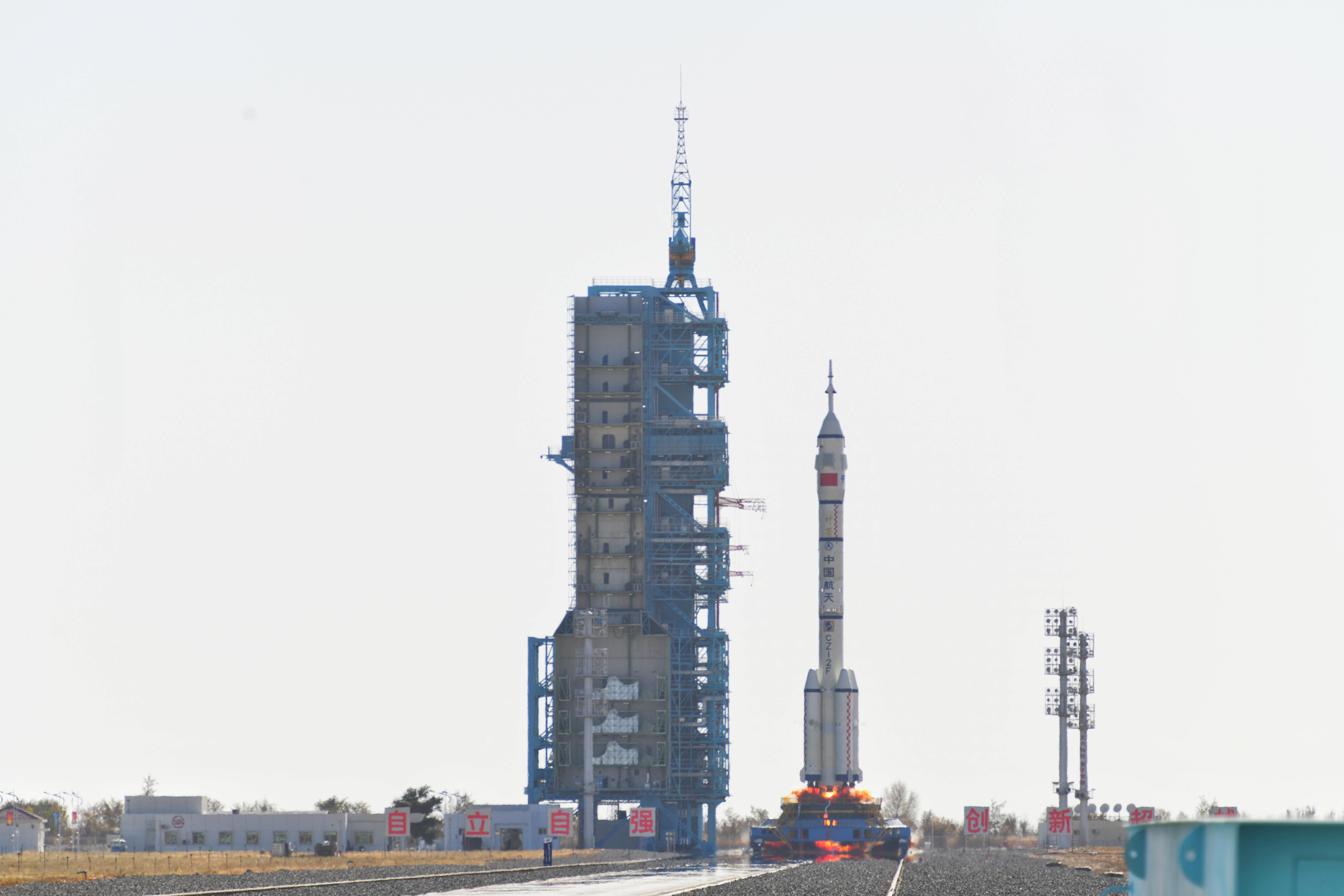 神舟十七號載人飛船發(fā)射升空震撼瞬間。人民網(wǎng) 張啟川攝