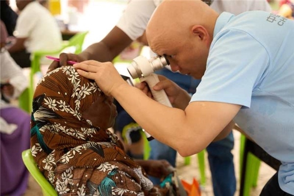 醫(yī)療隊為當(dāng)?shù)鼗颊吡x診。中國援桑醫(yī)療隊供圖