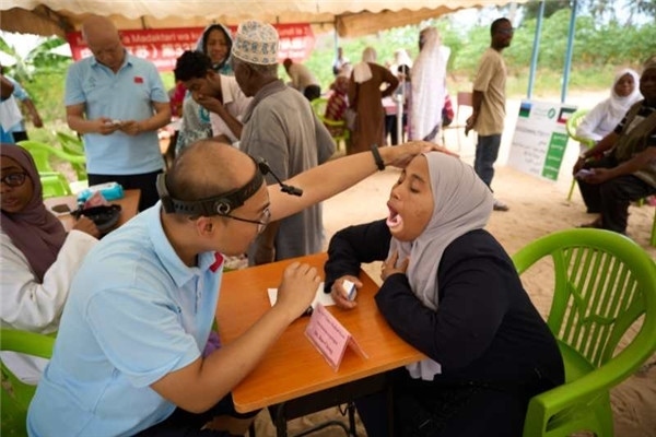 醫(yī)療隊為當(dāng)?shù)鼗颊吡x診。中國援桑醫(yī)療隊供圖