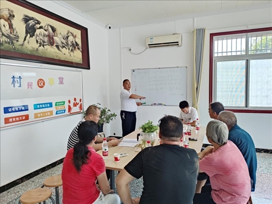 泉塘村17組議事會(huì)正在討論土地整理事項(xiàng)。湖南省司法廳供圖