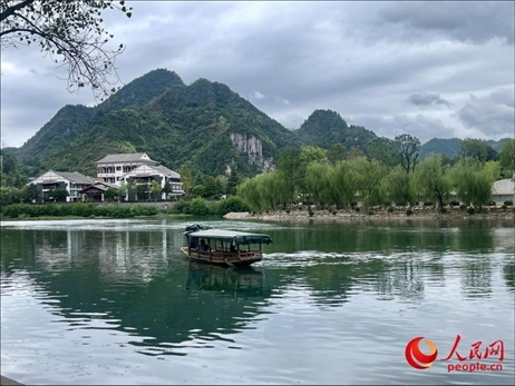 秋日的邊城鎮(zhèn)，青山滴翠、碧水含情。人民網(wǎng) 周靜圓攝