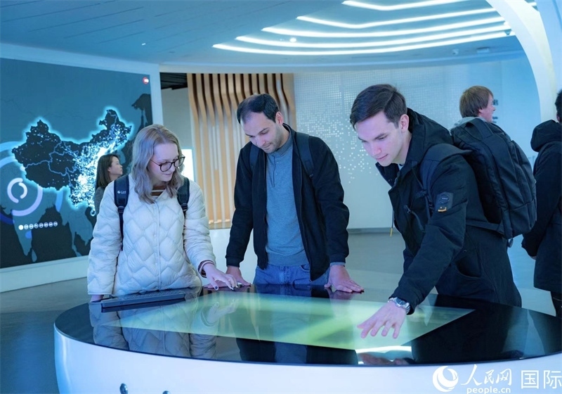 歐亞國家記者在國家大數(shù)據(jù)（貴州）綜合試驗(yàn)區(qū)交流體驗(yàn)中心參觀。人民網(wǎng) 陽茜攝