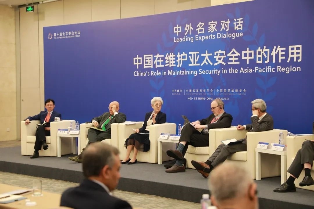 傅瑩（左三）反駁邁克爾·史文（左四）。斯基攝