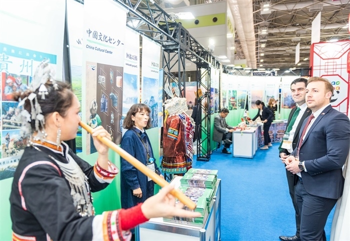 日本國(guó)際旅游博覽會(huì)中國(guó)展館的黎族非遺項(xiàng)目“鼻簫”表演。圖片由中國(guó)駐東京旅游辦事處提供