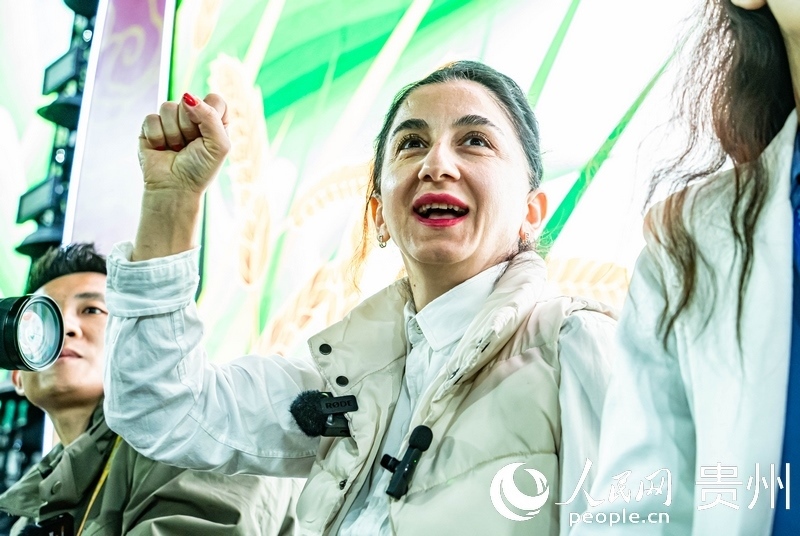 外媒記者在現(xiàn)場(chǎng)吶喊助威。人民網(wǎng) 陽(yáng)茜攝