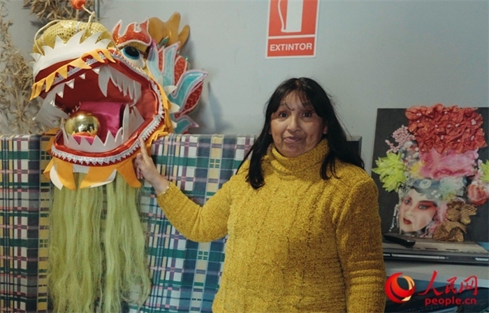 “熊貓閱覽室”一角。盧漢·梅洛為記者展示大使館贈(zèng)送的龍頭。人民網(wǎng)記者 張若涵攝