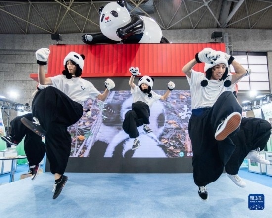  10月29日，街舞隊(duì)在日本大阪國(guó)際會(huì)展中心中國(guó)館表演街舞。新華社發(fā)（中國(guó)駐大阪旅游辦事處供圖）