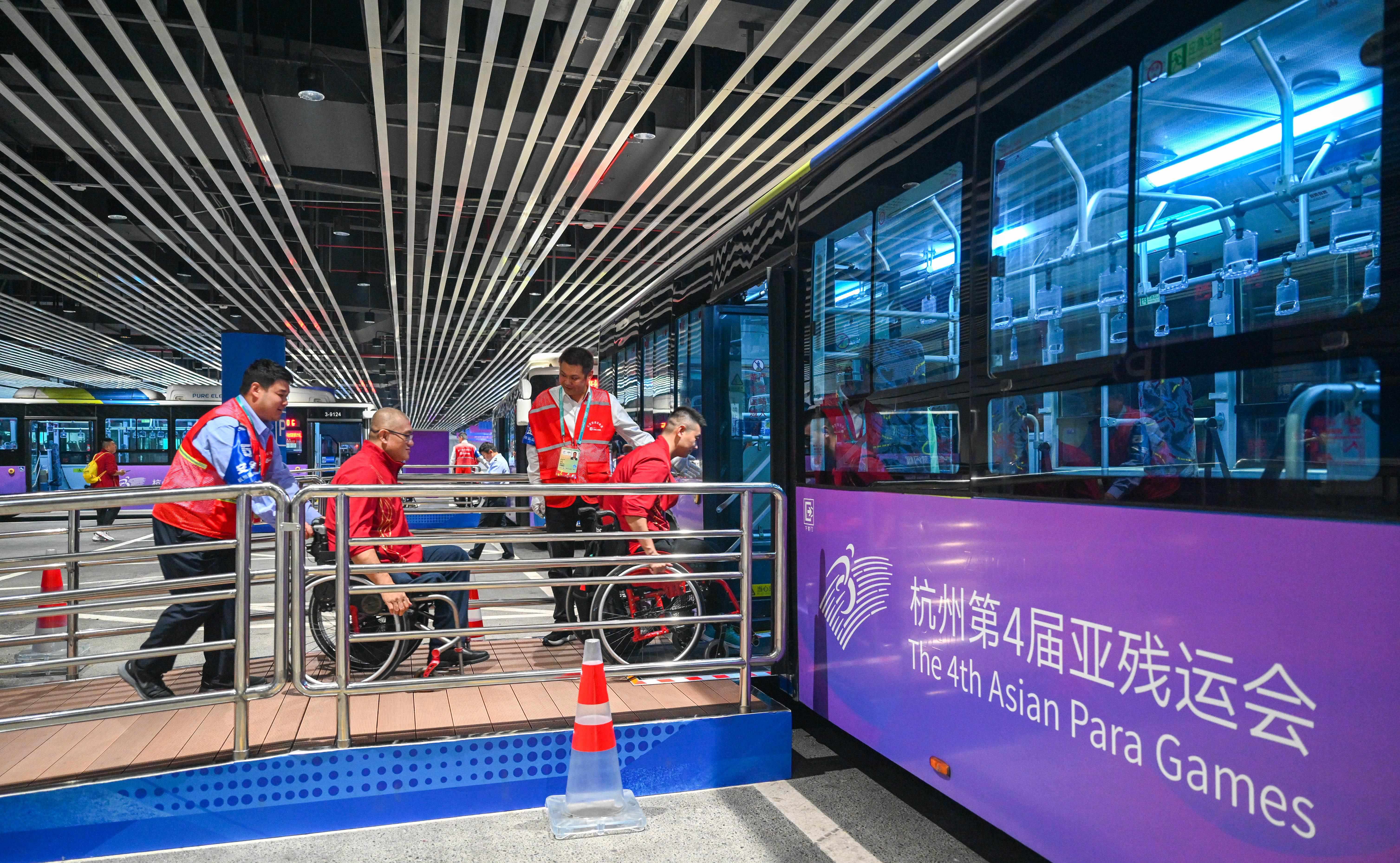 △2023年10月25日，結(jié)束輪椅籃球比賽后的中國(guó)隊(duì)和阿富汗隊(duì)球員通過(guò)無(wú)障礙坡道，順利上車返回運(yùn)動(dòng)員村。