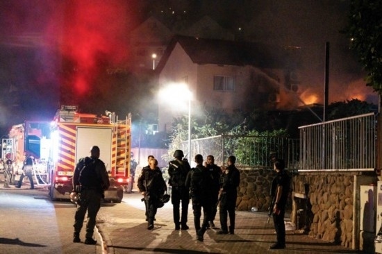  10月29日，在以色列北部城市謝莫納，以軍士兵和急救人員在一處被火箭彈擊中的現(xiàn)場執(zhí)勤。新華社發(fā)（阿亞爾·馬爾戈林?jǐn)z/基尼圖片社）