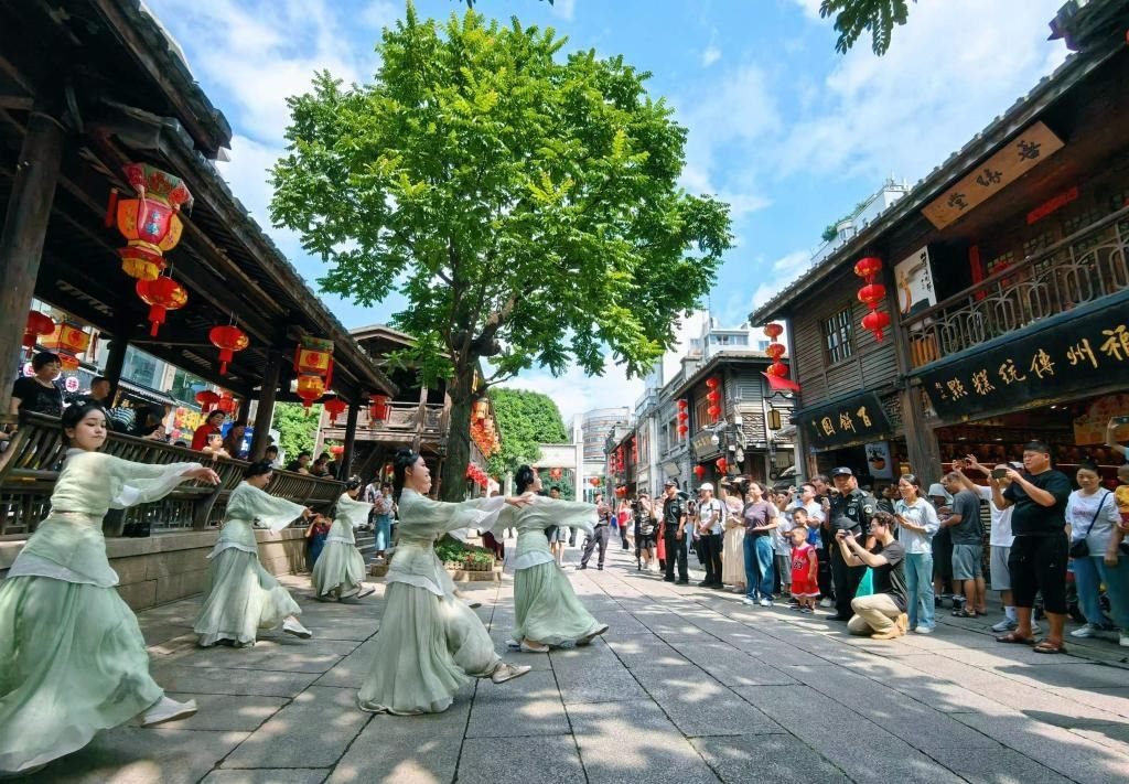 國(guó)慶節(jié)期間，福州市三坊七巷歷史文化街區(qū)上演《尋夢(mèng)閩都》快閃。新華社發(fā)