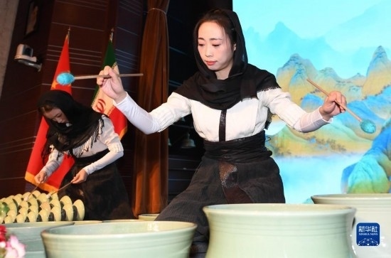 10月30日，演員在伊朗德黑蘭伊朗國家藝術(shù)科學院舉行的“青風海上來”浙江青瓷巡禮開幕式暨“萬象中國·天下寧波”寧波文旅推介會開幕式上表演。新華社記者 沙達提 攝