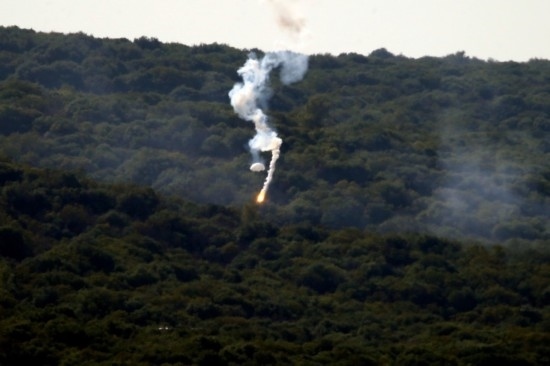 10月28日，閃光彈落在黎巴嫩納古拉樹林中燃起濃煙。新華社發(fā)（阿里·哈希紹攝）