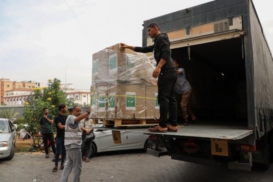  10月29日，工作人員在加沙地帶南部城市汗尤尼斯的一家醫(yī)院搬運(yùn)醫(yī)療援助物資。新華社發(fā)（里澤克·阿卜杜勒賈瓦德攝）