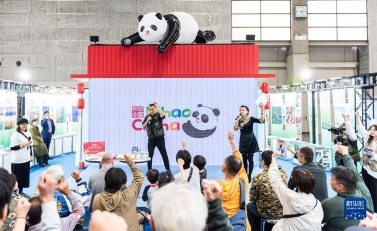  10月29日，游客在日本大阪國(guó)際會(huì)展中心中國(guó)館參與中國(guó)旅游知識(shí)問答活動(dòng)。新華社發(fā)（中國(guó)駐大阪旅游辦事處供圖）