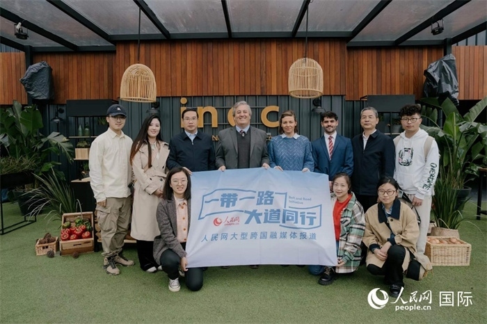 在烏拉圭第118屆普拉多牧農(nóng)業(yè)國(guó)際博覽會(huì)上，烏拉圭國(guó)家肉類(lèi)協(xié)會(huì)主席與人民網(wǎng)記者合影。人民網(wǎng)記者 張若涵攝