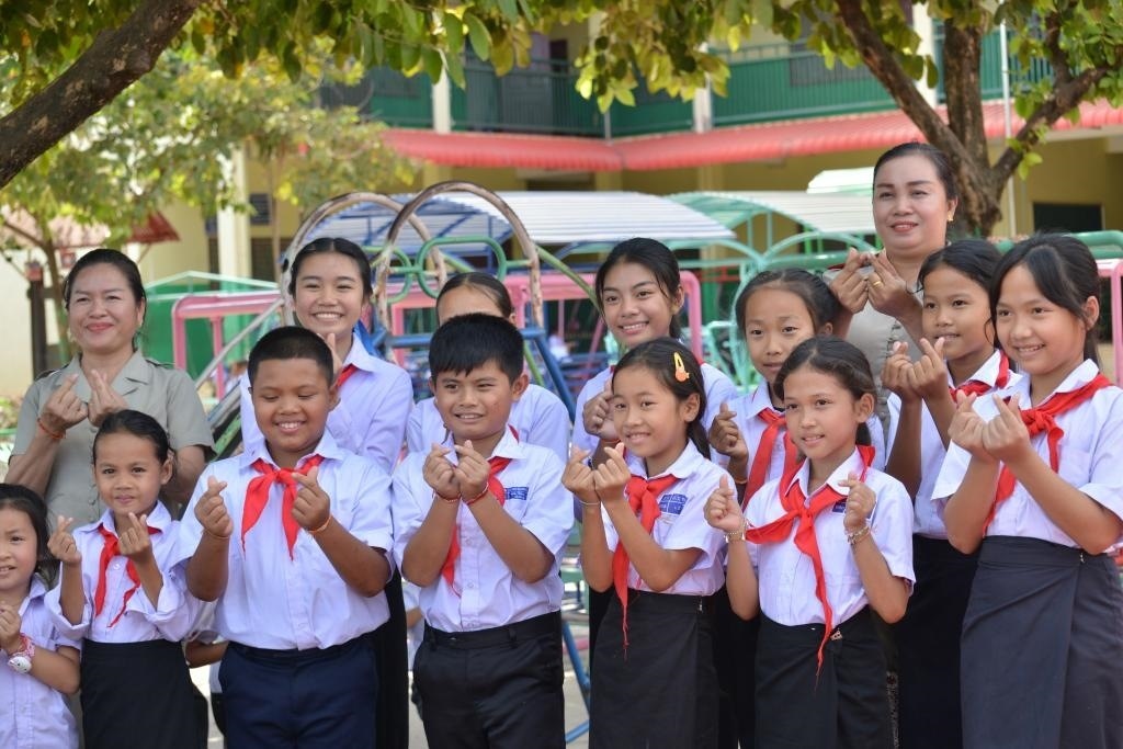 在采訪中，中老友好農(nóng)冰村小學(xué)師生為老中友誼“比心”。