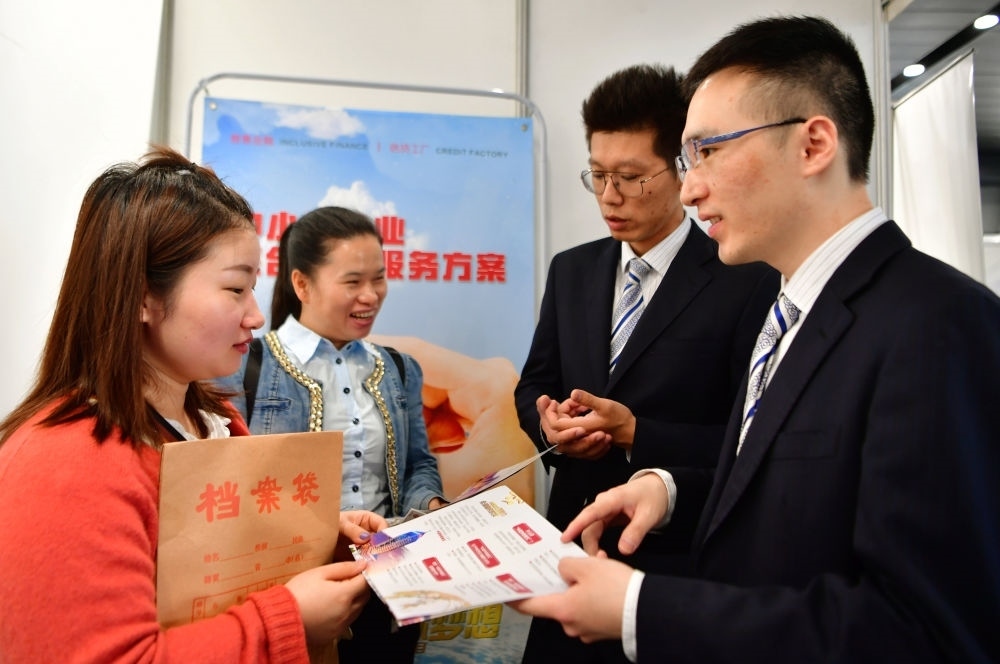 2019年5月9日，兩名鞋業(yè)公司的工作人員（左一和左二）向銀行工作人員咨詢中小微企業(yè)金融服務(wù)方案細(xì)則。當(dāng)日，福建自貿(mào)區(qū)福州片區(qū)稅企銀三方對(duì)接會(huì)在馬尾基金小鎮(zhèn)舉辦，來自傳統(tǒng)制造業(yè)、物聯(lián)網(wǎng)和電子商務(wù)等行業(yè)的企業(yè)代表參加對(duì)接會(huì)。新華社記者 魏培全 攝