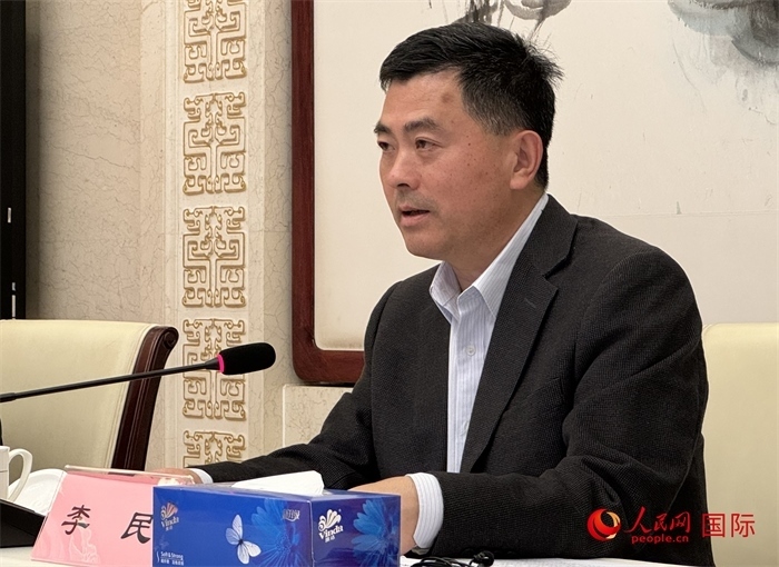 10月31日，歐美同學(xué)會秘書長李民在第五屆中法文化論壇媒體吹風(fēng)會上講話。（人民網(wǎng) 謝瑩攝）