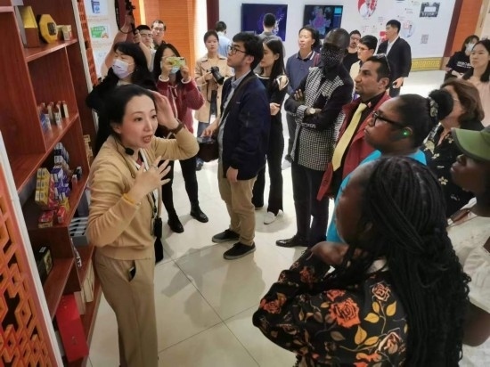 2023“一帶一路”媒體合作論壇聯(lián)合采訪團參觀仁和863科技園產(chǎn)品展示區(qū)。（本報記者 黃超攝）