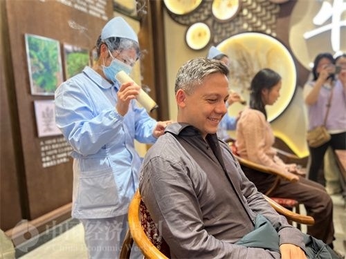  （外媒記者體驗(yàn)艾灸。中國(guó)經(jīng)濟(jì)周刊記者 郭志強(qiáng) 攝）