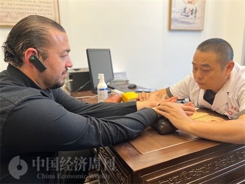  （外媒記者走進(jìn)中醫(yī)堂，問診中醫(yī)名師。中國(guó)經(jīng)濟(jì)周刊記者 郭志強(qiáng)攝）