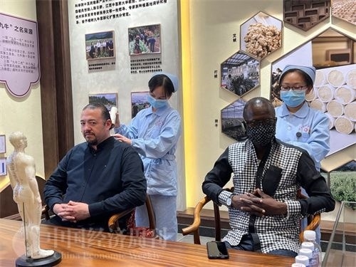  （外媒記者爭(zhēng)先恐后體驗(yàn)艾灸，直呼神奇。中國(guó)經(jīng)濟(jì)周刊記者 郭志強(qiáng) 攝）