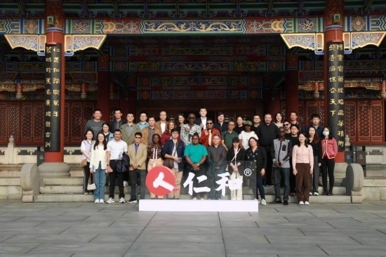 2023“一帶一路”媒體合作論壇聯(lián)合采訪團參觀仁和集團。（受訪者供圖）