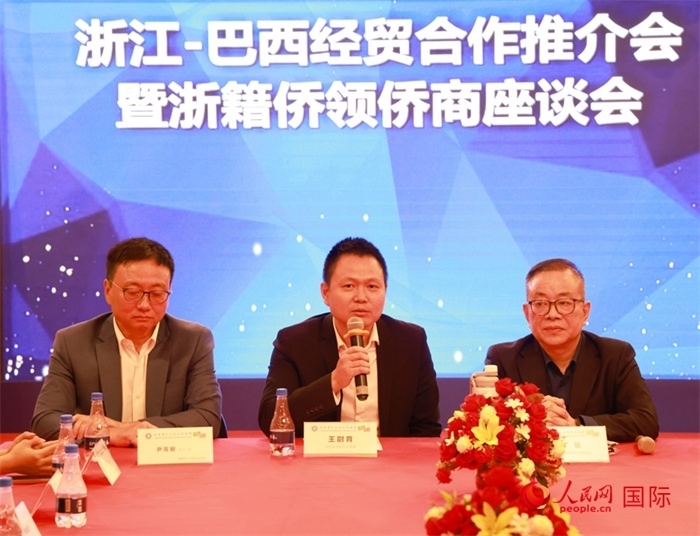 中國駐里約代總領(lǐng)事王尉育（中）在活動(dòng)中致辭。人民網(wǎng)記者 陳海琪攝