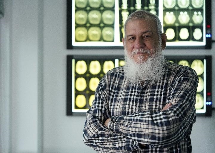 10月31日，古巴科學家裴德樂在電子科技大學校園內。