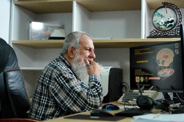 10月31日，古巴科學家裴德樂在電子科技大學做科研。